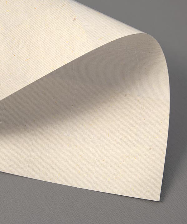 Haptisches Feinstpapier, fein gerippte Textur, naturweiß